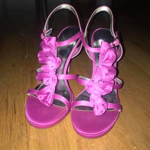 Pink ruffle stiletto - Picture 2 of 3